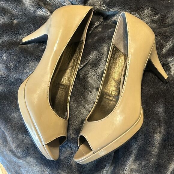 Bandolino B Flexible Peep Toe Heels - Picture 8 of 9